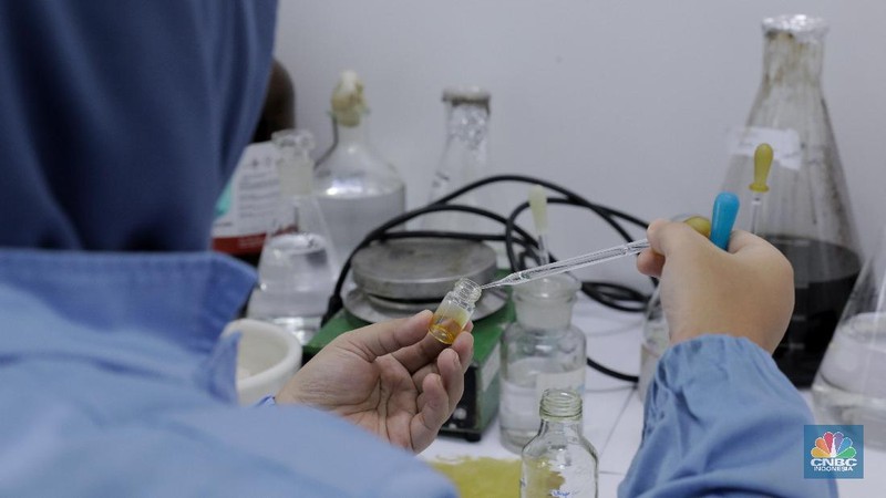 Uji Lab Kandidat Obat Herbal untuk Covid-19 (CNBC Indonesia/Andrean Kristianto)