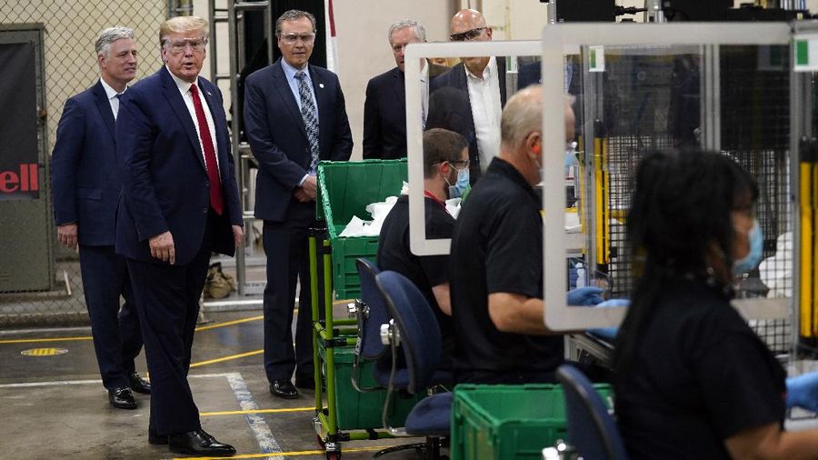 Trump tidak memakai masker saat berkunjung di pabrik Honeywell. AP/Evan Vucci