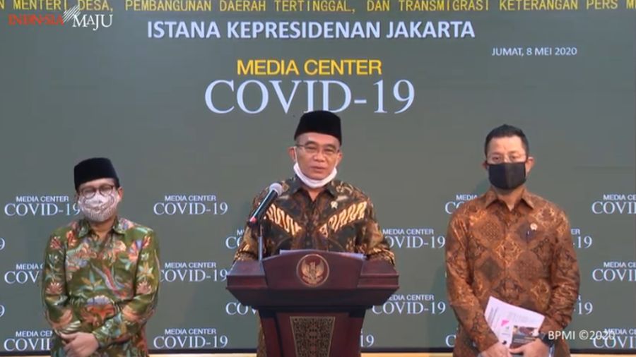 Menteri Koordinator Bidang Pembangunan Manusia dan Kebudayaan Muhadjir Effendy, Menteri Sosial Juliari Batubara, dan Menteri Desa, Pembangunan Daerah Tertinggal dan Transmigrasi Abdul Halim Iskandar di Kantor Presiden, Kompleks Istana Kepresidenan, Jakarta, Jumat (8/5/2020). (Youtube Sekretariat Presiden)