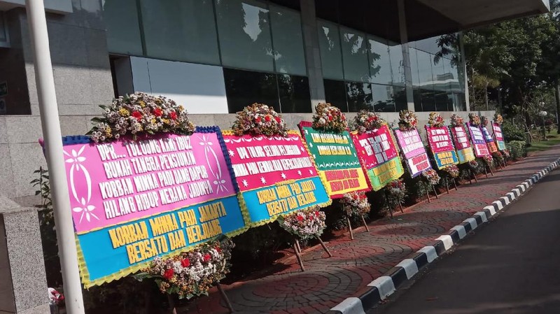 Karangan Bunga Minna Padi di DPR, 8 Mei 2020 (Dok. Komunitas Investor Minna Padi)