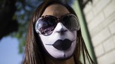 Tak hanya sebagai alat pelindung diri, keberadaan masker juga jadi medium berekspresi banyak masyarakat Amerika Latin. Dari masker, berbagai kreativitas saling bermunculan. (AP Photo/Ariana Cubillos)