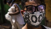 Beberapa aktivis juga memanfaatkan masker sebagai 'wadah' kampanye sosialnya. Berbagai pesan bernuansa politik mewarnai sejumlah masker. (AP Photo/Ramon Espinosa )