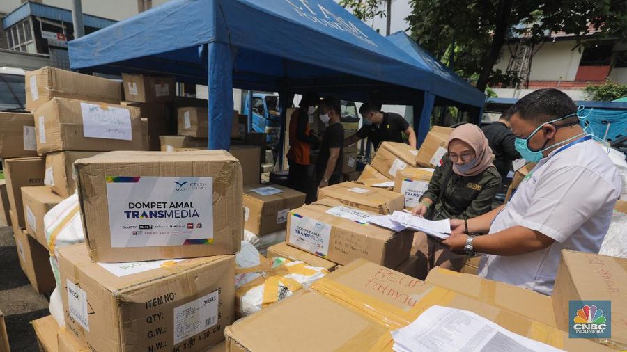 Melalui CT ARSA, Trans Retail dan Dompet Amal TRANSMEDIA Sumbang Donasi APD. (CNBC Indonesia/Andrean Kristianto)