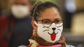 Tak hanya itu, berbagai motif dan desain masker pun hadir mewarnai seantero Amerika Latin. Beberapa berusaha menonjolkan budaya lokal setempat atau motif-motif tropis yang menyenangkan. (AP Photo/Natacha Pisarenko)