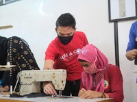 Grab Berdayakan Istri Driver Untuk Produksi Masker