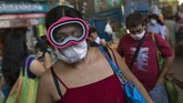 Sejak virus corona mulai menjejakkan kakinya, sejumlah apotek di Amerika Latin langsung kehabisan stok masker. Untungnya, sejumlah produsen lokal bereaksi dengan cepat dibantu dengan produksi rumahan dari kalangan masyarakat. (AP Photo/Rodrigo Abd)