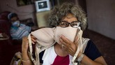 Idania Espanola (63), seorang perempuan asal Kuba, misalnya, yang akan membuat masker dengan mendaur ulang bra yang dikenakannya. (AP Photo/Ramon Espinosa)