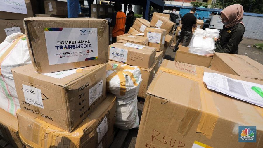 Melalui CT ARSA, Trans Retail dan Dompet Amal TRANSMEDIA Sumbang Donasi APD. (CNBC Indonesia/Andrean Kristianto)