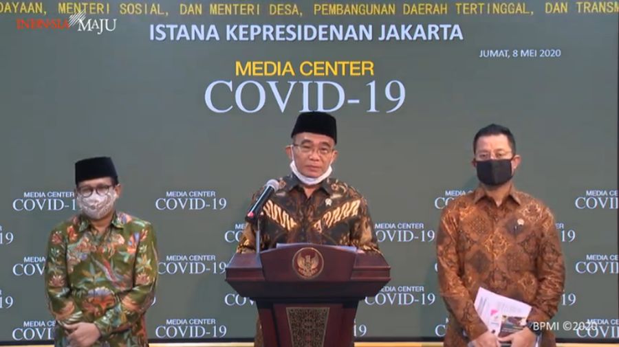 Menteri Koordinator Bidang Pembangunan Manusia dan Kebudayaan Muhadjir Effendy, Menteri Sosial Juliari Batubara, dan Menteri Desa, Pembangunan Daerah Tertinggal dan Transmigrasi Abdul Halim Iskandar di Kantor Presiden, Kompleks Istana Kepresidenan, Jakarta, Jumat (8/5/2020). (Youtube Sekretariat Presiden)