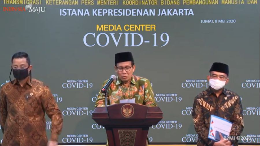 Menteri Koordinator Bidang Pembangunan Manusia dan Kebudayaan Muhadjir Effendy, Menteri Sosial Juliari Batubara, dan Menteri Desa, Pembangunan Daerah Tertinggal dan Transmigrasi Abdul Halim Iskandar di Kantor Presiden, Kompleks Istana Kepresidenan, Jakarta, Jumat (8/5/2020). (Youtube Sekretariat Presiden)