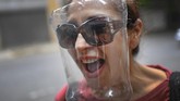 Sebelum pandemi Covid-19 meradang, masker jadi barang yang jarang eksis di seantero Amerika Latin. Tapi kini, masker ada di setiap sudut. Masker jadi bagian yang penuh warna dari kehidupan sehari-hari masyarakat Amerika Latin. (AP Photo/Matias Delacroix)