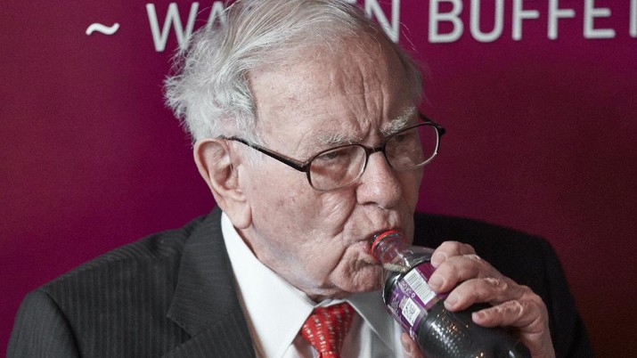 Warren Buffett, Chairman and CEO of Berkshire Hathaway, takes a sip of Cherry Coke during a game of bridge following the annual Berkshire Hathaway shareholders meeting in Omaha, Neb., Sunday, May 5, 2019. (AP Photo/Nati Harnik)