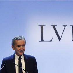 Orang Kaya Nahan Beli Louis Vuitton Cs, Harta Arnault Anjlok Triliunan