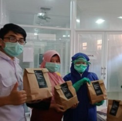 Gerakan #Bangsakuat Donasi Ribuan Makanan ke Tenaga Medis RI