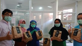 Gerakan #Bangsakuat Donasi Ribuan Makanan ke Tenaga Medis RI