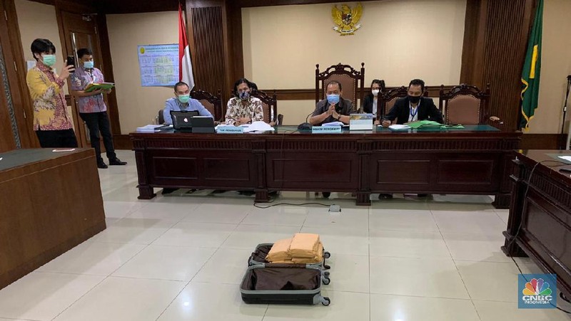 Direktur Utama PT Karya Citra Nusantara (KCN) Widodo Setiadi, membawa uang tunai 1 juta dollar AS, saat menghadiri sidang rencana perdamaian antara pihaknya dengan sejumlah kreditor, di Pengadilan Negeri Jakarta Pusat. Senin (11/5). (CNBC Indonesia/ Savira Wardoyo)