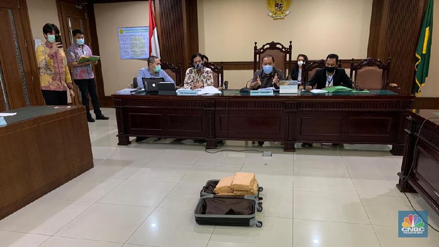 Direktur Utama PT Karya Citra Nusantara (KCN) Widodo Setiadi, membawa uang tunai 1 juta dollar AS, saat menghadiri sidang rencana perdamaian antara pihaknya dengan sejumlah kreditor, di Pengadilan Negeri Jakarta Pusat. Senin (11/5). (CNBC Indonesia/ Savira Wardoyo)