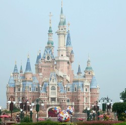 China Mendadak Tutup Disneyland, Ada Apa?