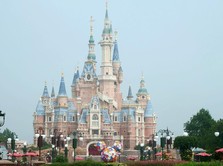 Covid-19 Melonjak, Disneyland Kembali Rumahkan Karyawan