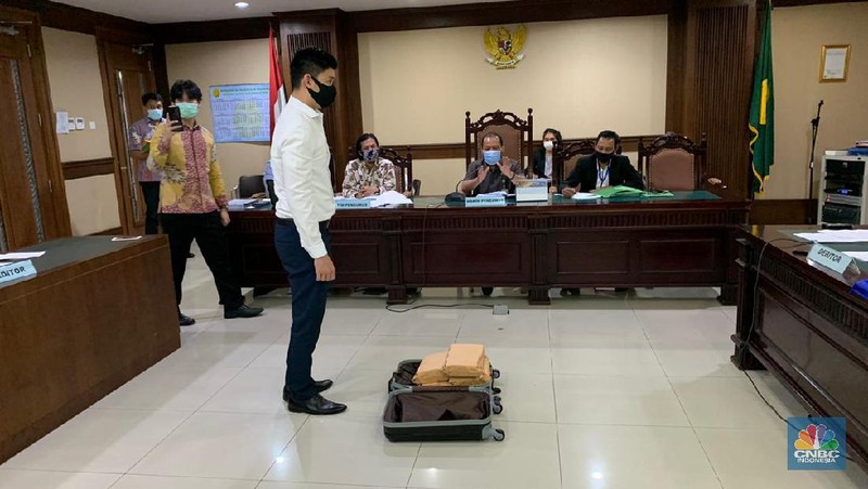 Direktur Utama PT Karya Citra Nusantara (KCN) Widodo Setiadi, membawa uang tunai 1 juta dollar AS, saat menghadiri sidang rencana perdamaian antara pihaknya dengan sejumlah kreditor, di Pengadilan Negeri Jakarta Pusat. Senin (11/5). (CNBC Indonesia/ Savira Wardoyo)