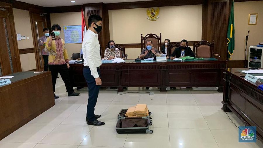 Direktur Utama PT Karya Citra Nusantara (KCN) Widodo Setiadi, membawa uang tunai 1 juta dollar AS, saat menghadiri sidang rencana perdamaian antara pihaknya dengan sejumlah kreditor, di Pengadilan Negeri Jakarta Pusat. Senin (11/5). (CNBC Indonesia/ Savira Wardoyo)