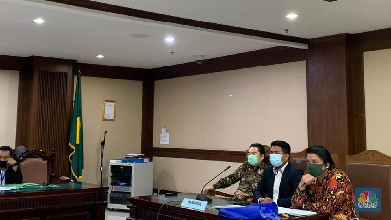 Direktur Utama PT Karya Citra Nusantara (KCN) Widodo Setiadi, membawa uang tunai 1 juta dollar AS, saat menghadiri sidang rencana perdamaian antara pihaknya dengan sejumlah kreditor, di Pengadilan Negeri Jakarta Pusat. Senin (11/5). (CNBC Indonesia/ Savira Wardoyo)