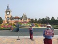 FOTO: Wajah-wajah Bermasker di Disneyland Shanghai