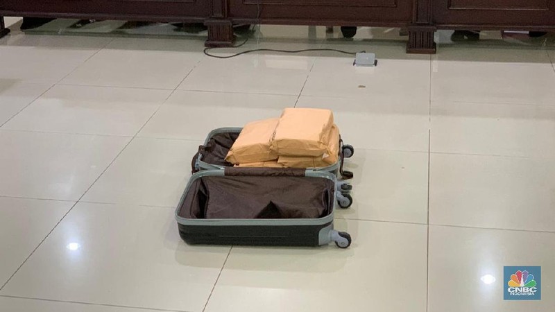 Direktur Utama PT Karya Citra Nusantara (KCN) Widodo Setiadi, membawa uang tunai 1 juta dollar AS, saat menghadiri sidang rencana perdamaian antara pihaknya dengan sejumlah kreditor, di Pengadilan Negeri Jakarta Pusat. Senin (11/5). (CNBC Indonesia/ Savira Wardoyo)