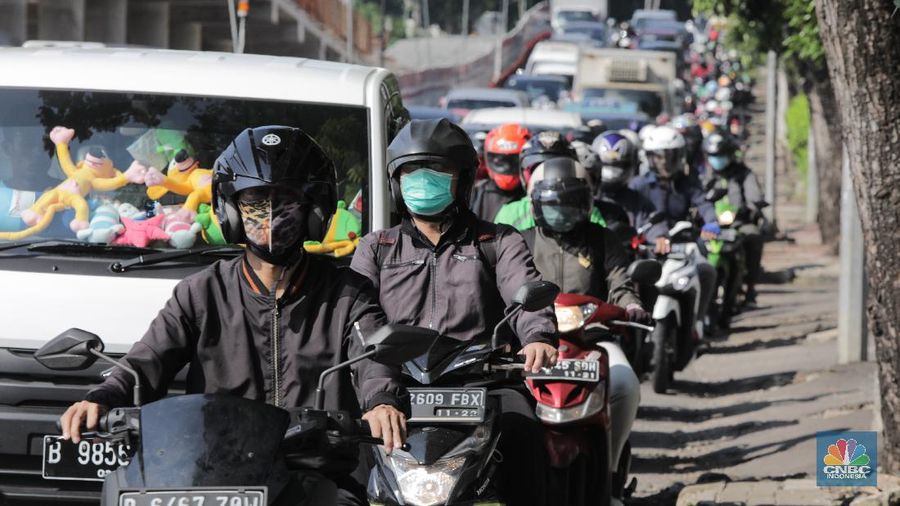 Kepadatan lalu lintas saat PSBB di Jati Padang, Jalarta (CNBC Indonesia/ Andrean Kristianto)