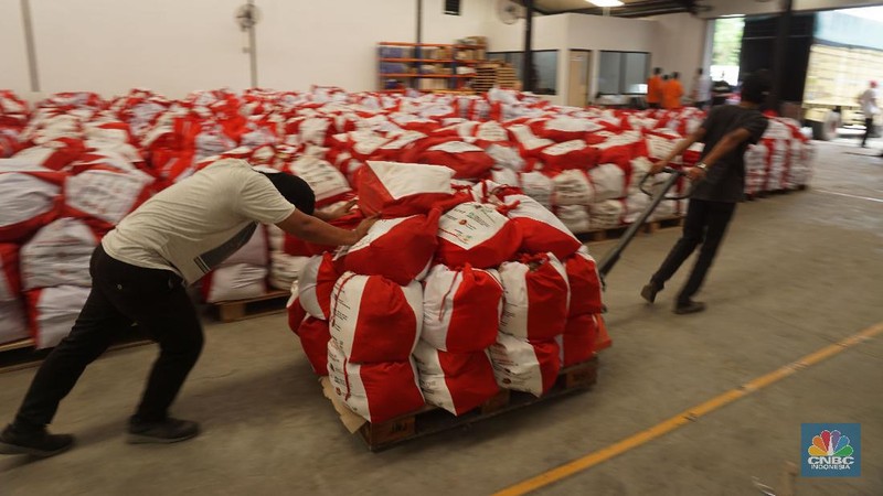 Vaksin Covid-19 buatan Sinovac yang tiba di Bandara Internasional Soekarno-Hatta pada Minggu malam, 6 Desember 2020, langsung dibawa menuju Kantor Pusat Bio Farma di Kota Bandung. (Foto: Muchlis Jr - Sekretariat Presiden)