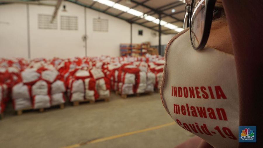 Para pekerja mengemas dan memeriksa Bantuan Sosial (BANSOS) di Neglasari, Tangerang, Banten. CNBC Indonesia/Tri Susilo