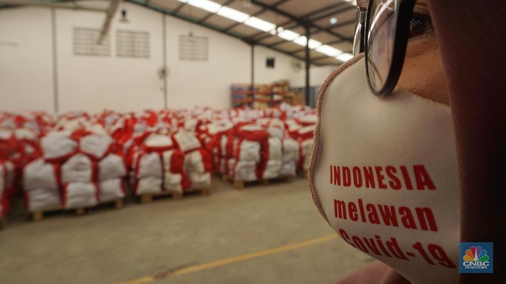 Para pekerja mengemas dan memeriksa Bantuan Sosial (BANSOS) di Neglasari, Tangerang, Banten. CNBC Indonesia/Tri Susilo Para pekerja mengemas dan memeriksa Bantuan Sosial (BANSOS) di Neglasari, Tangerang, Banten. CNBC Indonesia/Tri Susilo