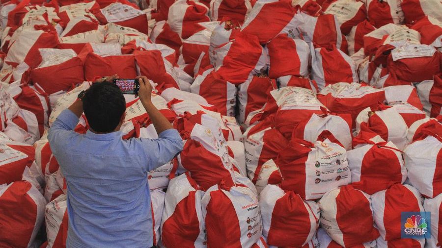Para pekerja mengemas dan memeriksa Bantuan Sosial (BANSOS) di Neglasari, Tangerang, Banten. CNBC Indonesia/Tri Susilo