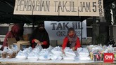 Panitia menata makanan dan minuman yang akan dibagikan untuk warga sejak pukul 16.00 WIB. (CNNIndonesia/Safir Makki)