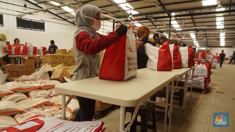 Para pekerja mengemas dan memeriksa Bantuan Sosial (BANSOS) di Neglasari, Tangerang, Banten. CNBC Indonesia/Tri Susilo