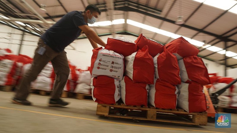 Para pekerja mengemas dan memeriksa Bantuan Sosial (BANSOS) di Neglasari, Tangerang, Banten. CNBC Indonesia/Tri Susilo