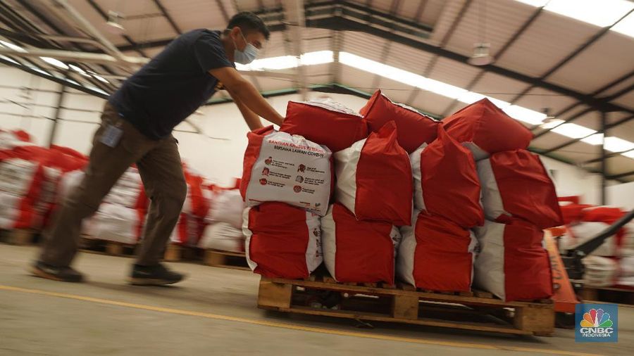 Para pekerja mengemas dan memeriksa Bantuan Sosial (BANSOS) di Neglasari, Tangerang, Banten. CNBC Indonesia/Tri Susilo
