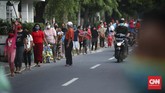 Warga antre mengambil takjil yang disediakan pengurus RT 005 RW 006 kawasan Cempaka Putih Raya, Jakarta, 12 Mei 2020. (CNNIndonesia/Safir Makki)