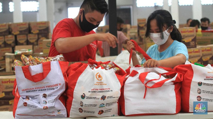 Para pekerja mengemas dan memeriksa Bantuan Sosial (BANSOS) di Neglasari, Tangerang, Banten. CNBC Indonesia/Tri Susilo