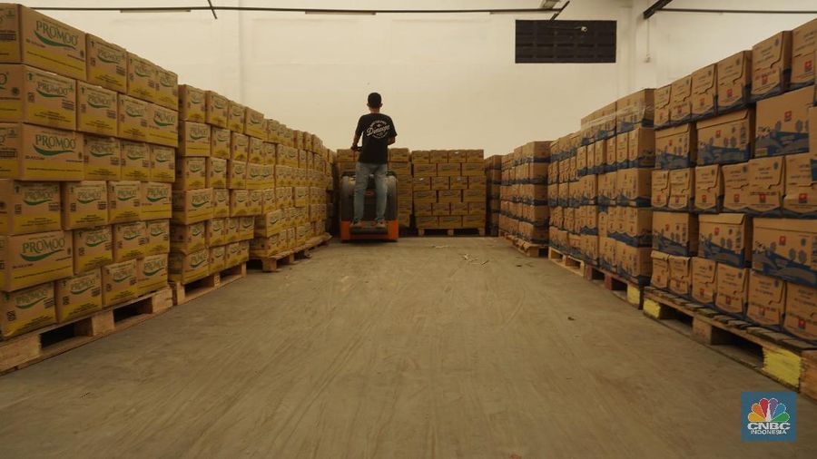 Para pekerja mengemas dan memeriksa Bantuan Sosial (BANSOS) di Neglasari, Tangerang, Banten. CNBC Indonesia/Tri Susilo