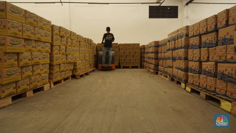 Para pekerja mengemas dan memeriksa Bantuan Sosial (BANSOS) di Neglasari, Tangerang, Banten. CNBC Indonesia/Tri Susilo