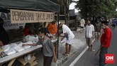 Pembagian takjil ini dimulai pukul 17.00 WIB saban hari selama Ramadan 1441 Hijiriah/2020 Masehi. (CNNIndonesia/Safir Makki)