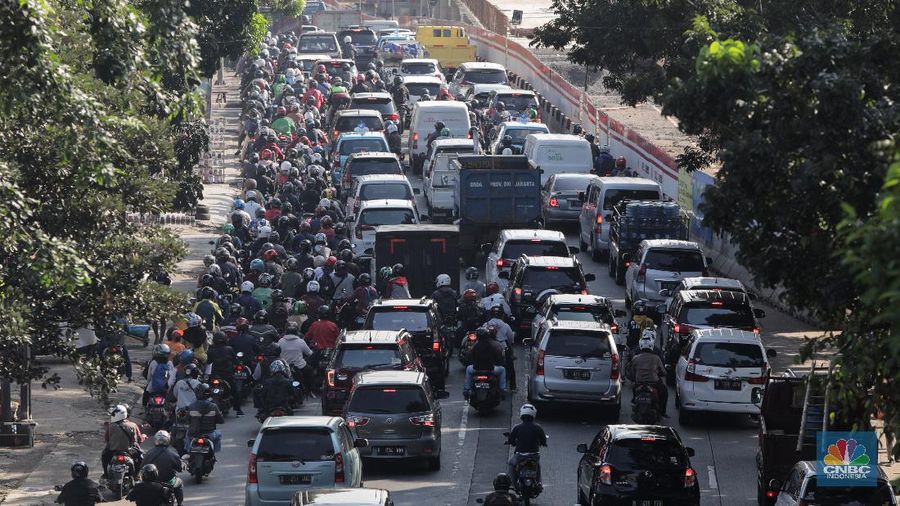 Kepadatan lalu lintas saat PSBB di Jati Padang, Jalarta (վ/ Andrean Kristianto)