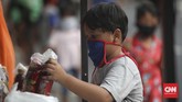 Warga hanya boleh mengambil satu paket takjil dari bermacam pilihan takjil. Ada pilihan nasi kotak, paket cemilan kue, hingga makanan ringan. (CNNIndonesia/Safir Makki)