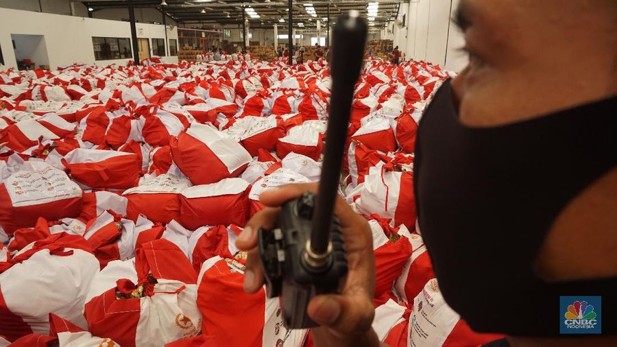 Para pekerja mengemas dan memeriksa Bantuan Sosial (BANSOS) di Neglasari, Tangerang, Banten. CNBC Indonesia/Tri Susilo