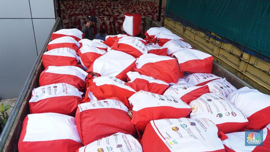 Para pekerja mengemas dan memeriksa Bantuan Sosial (BANSOS) di Neglasari, Tangerang, Banten. CNBC Indonesia/Tri Susilo
