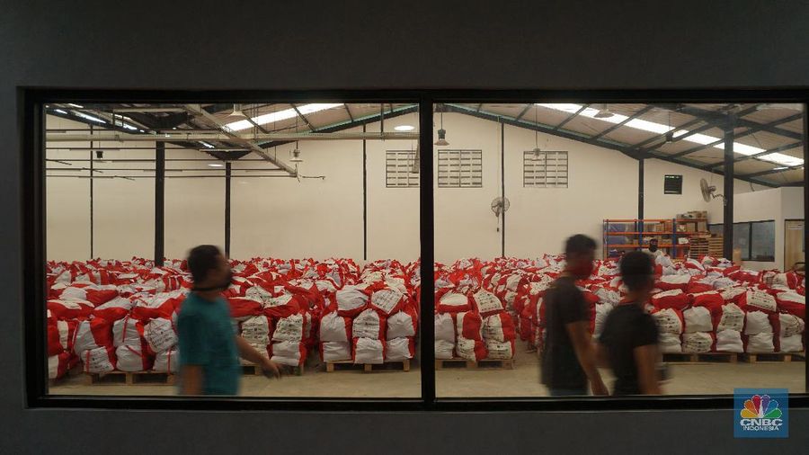 Para pekerja mengemas dan memeriksa Bantuan Sosial (BANSOS) di Neglasari, Tangerang, Banten. CNBC Indonesia/Tri Susilo
