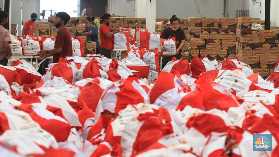 Para pekerja mengemas dan memeriksa Bantuan Sosial (BANSOS) di Neglasari, Tangerang, Banten. CNBC Indonesia/Tri Susilo
