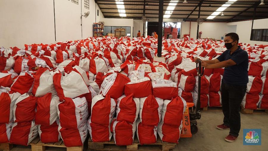 Para pekerja mengemas dan memeriksa Bantuan Sosial (BANSOS) di Neglasari, Tangerang, Banten. CNBC Indonesia/Tri Susilo
