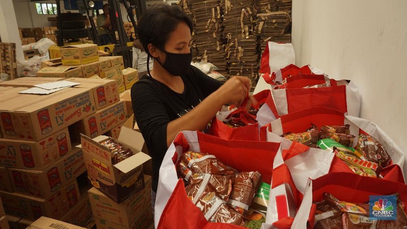 Para pekerja mengemas dan memeriksa Bantuan Sosial (BANSOS) di Neglasari, Tangerang, Banten. CNBC Indonesia/Tri Susilo